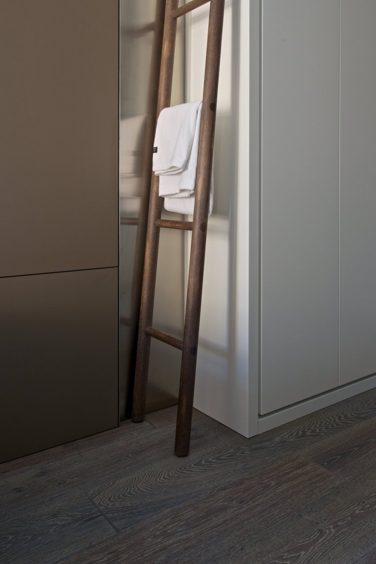 Za zdmi jednoho starého malostranského domu&nbsp;září nový byt zcela naplňující současné potřeby mladého manželského páru s dětmi a zároveň pokorně následující…