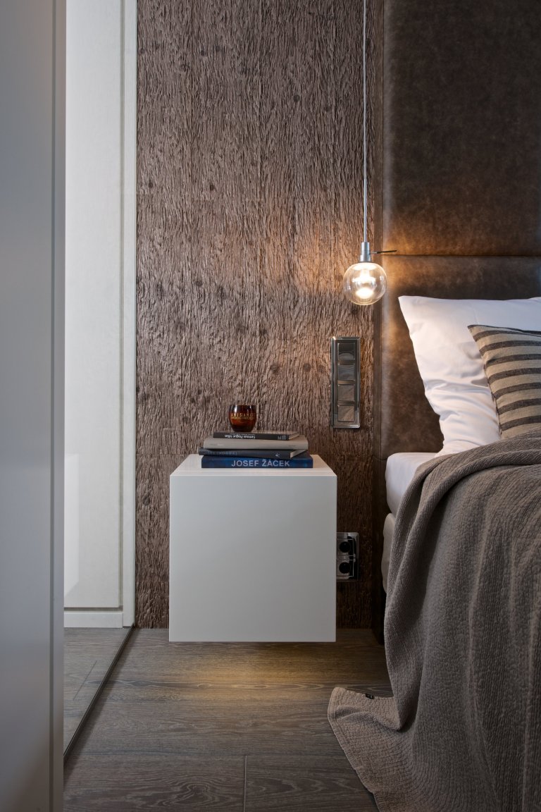 Za zdmi jednoho starého malostranského domu&nbsp;září nový byt zcela naplňující současné potřeby mladého manželského páru s dětmi a zároveň pokorně následující…