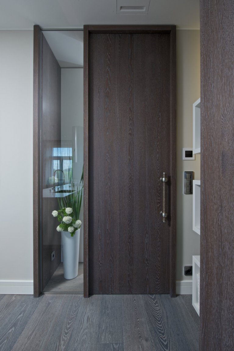 Za zdmi jednoho starého malostranského domu&nbsp;září nový byt zcela naplňující současné potřeby mladého manželského páru s dětmi a zároveň pokorně následující…