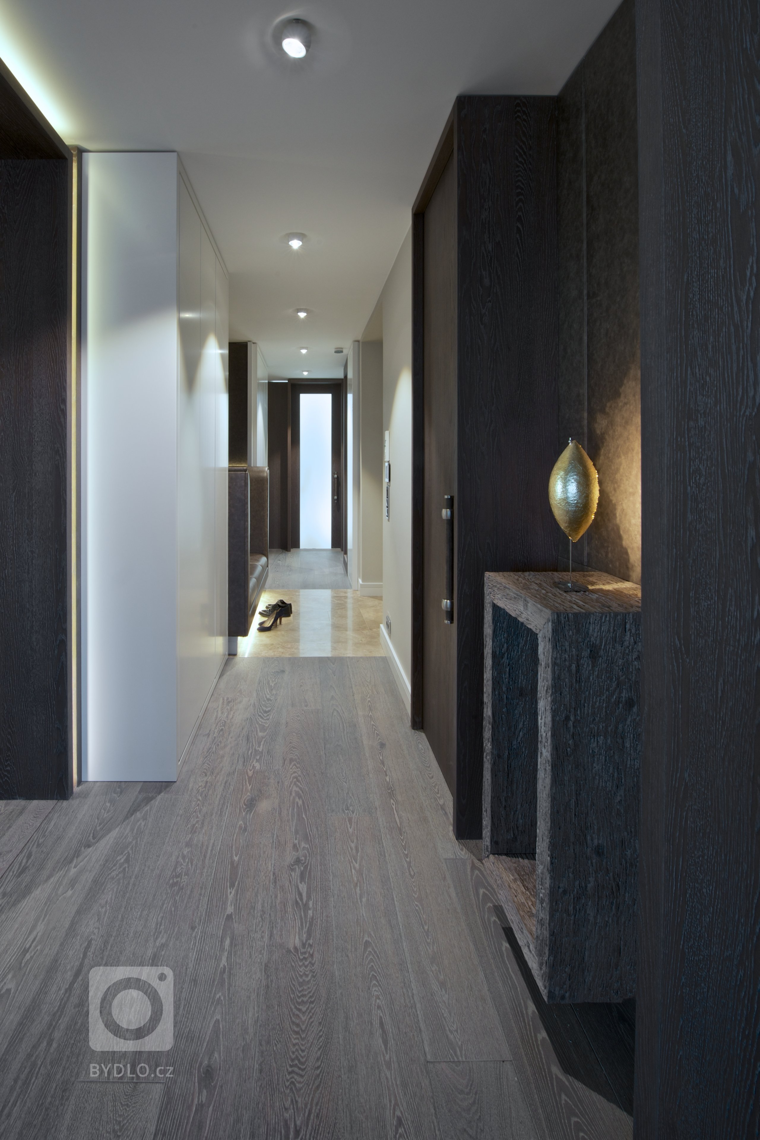 Za zdmi jednoho starého malostranského domu&nbsp;září nový byt zcela naplňující současné potřeby mladého manželského páru s dětmi a zároveň pokorně následující…