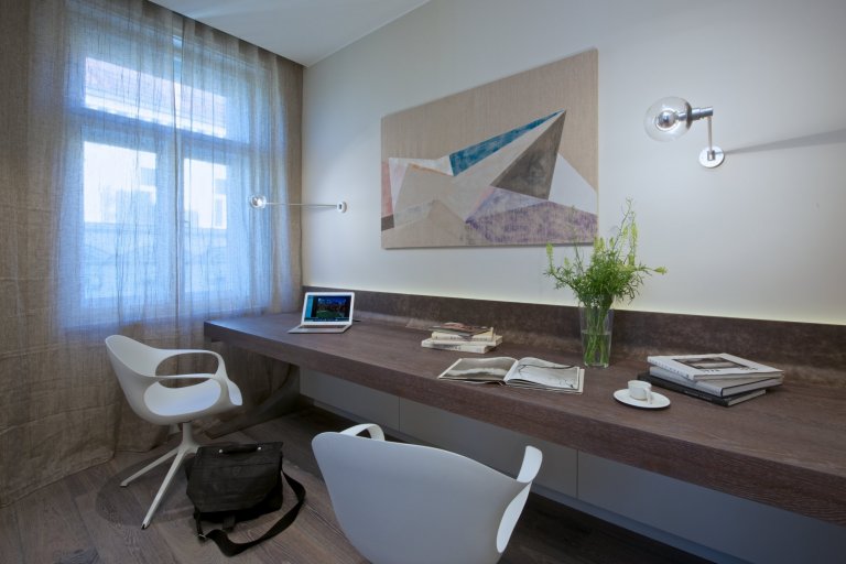 Za zdmi jednoho starého malostranského domu&nbsp;září nový byt zcela naplňující současné potřeby mladého manželského páru s dětmi a zároveň pokorně následující…