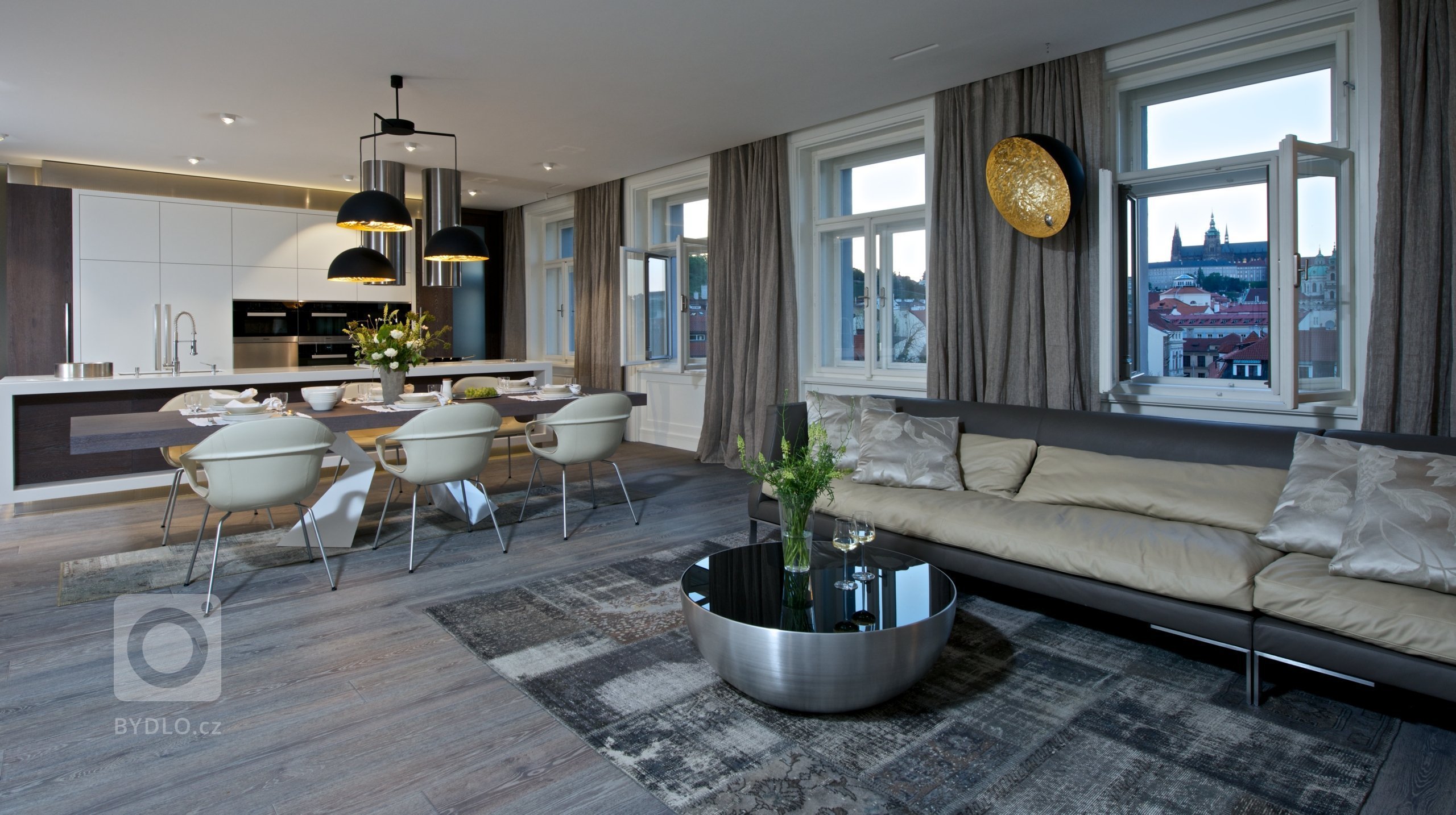 Za zdmi jednoho starého malostranského domu&nbsp;září nový byt zcela naplňující současné potřeby mladého manželského páru s dětmi a zároveň pokorně následující…