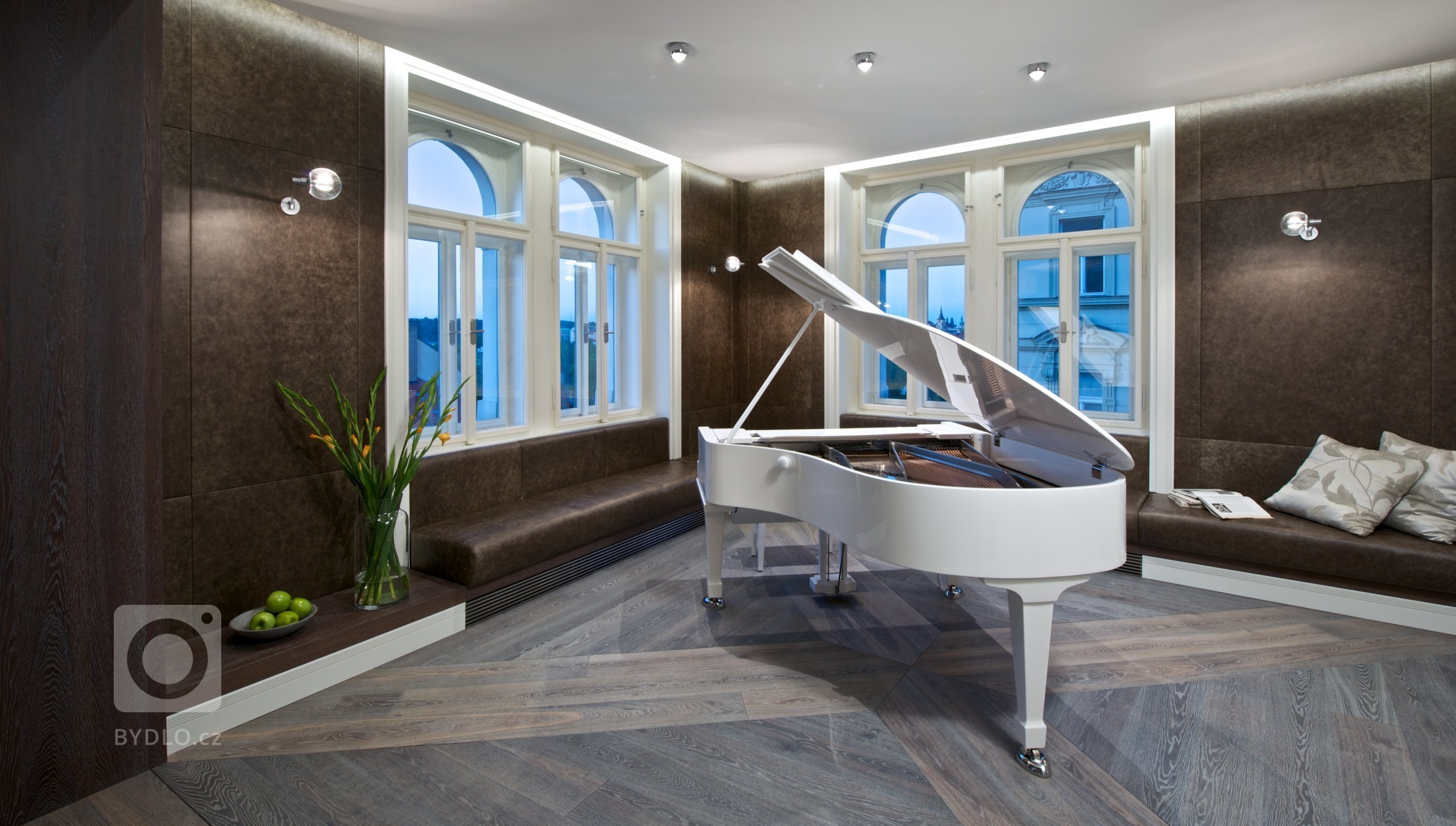 Za zdmi jednoho starého malostranského domu&nbsp;září nový byt zcela naplňující současné potřeby mladého manželského páru s dětmi a zároveň pokorně následující…