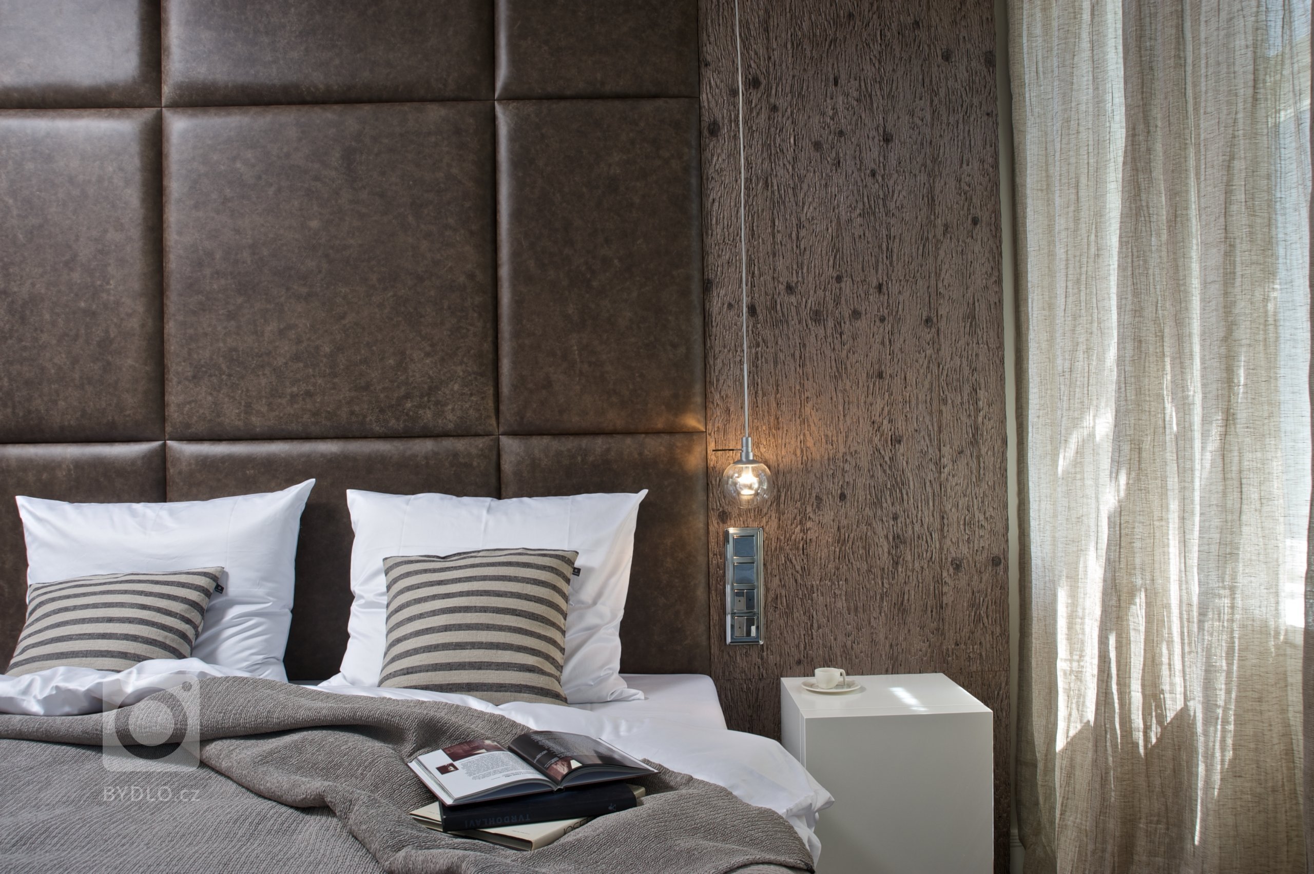 Za zdmi jednoho starého malostranského domu&nbsp;září nový byt zcela naplňující současné potřeby mladého manželského páru s dětmi a zároveň pokorně následující…