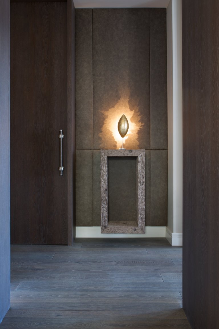 Za zdmi jednoho starého malostranského domu&nbsp;září nový byt zcela naplňující současné potřeby mladého manželského páru s dětmi a zároveň pokorně následující…