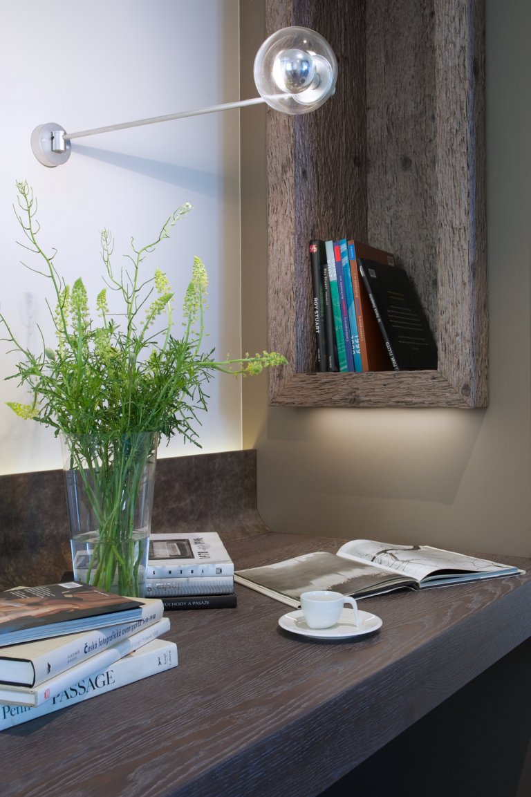 Za zdmi jednoho starého malostranského domu&nbsp;září nový byt zcela naplňující současné potřeby mladého manželského páru s dětmi a zároveň pokorně následující…