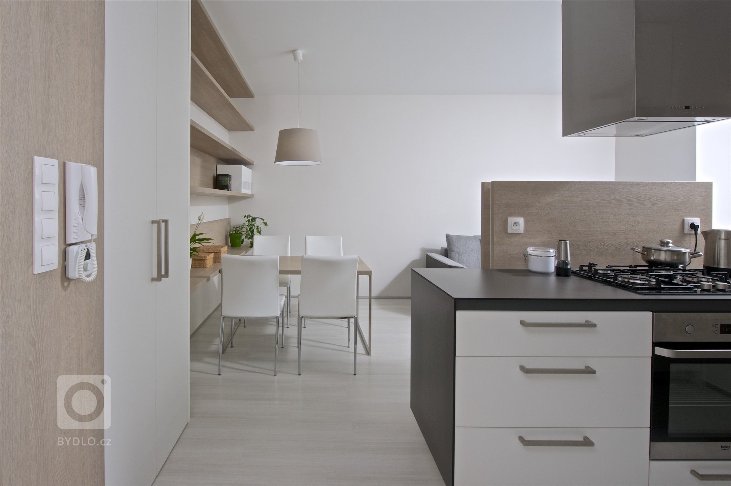 
Mladý pár si koupil svůj první byt, a to v&nbsp;pěkné rezidenční čtvrti v&nbsp;blízkosti centra Brna. Jednalo se o&nbsp;jednotku s&nbsp;dispozicí 2+kk v&nbsp…