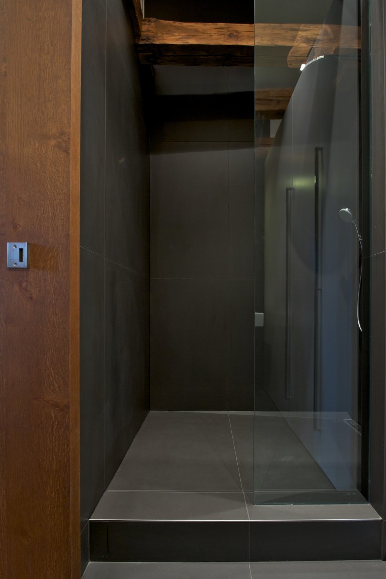 Byt pro mladý pár, Čecha a Američanku, vznikl v&nbsp;rámci komplexní rekonstrukce historického domu. Nevyužívaný půdní prostor skýtal možnost vestavby malého,…