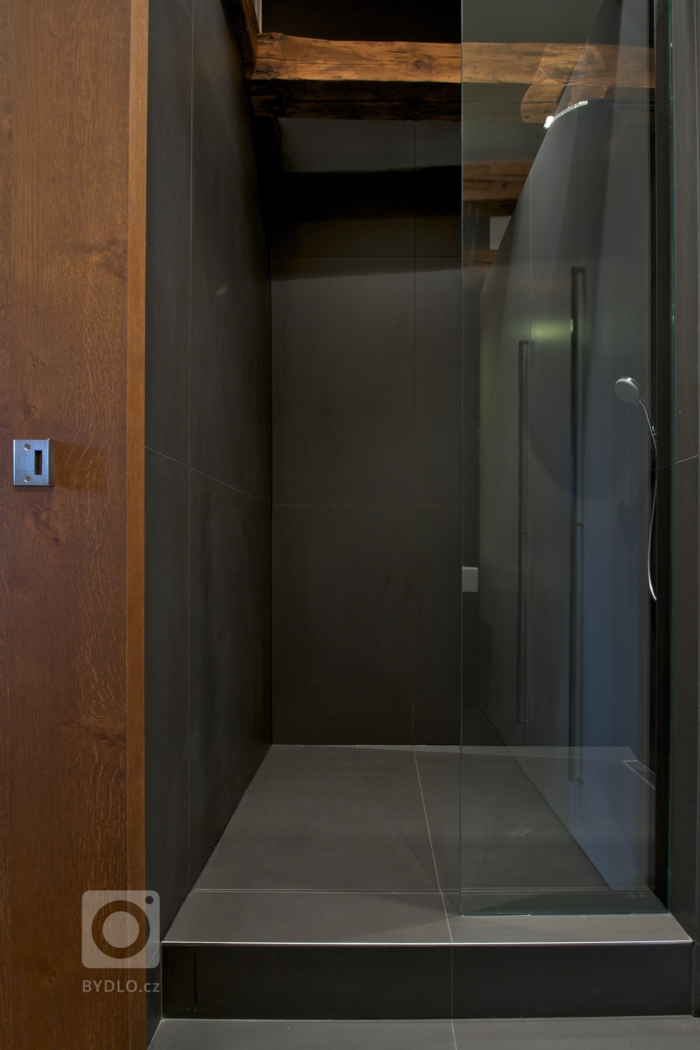 Byt pro mladý pár, Čecha a Američanku, vznikl v&nbsp;rámci komplexní rekonstrukce historického domu. Nevyužívaný půdní prostor skýtal možnost vestavby malého,…