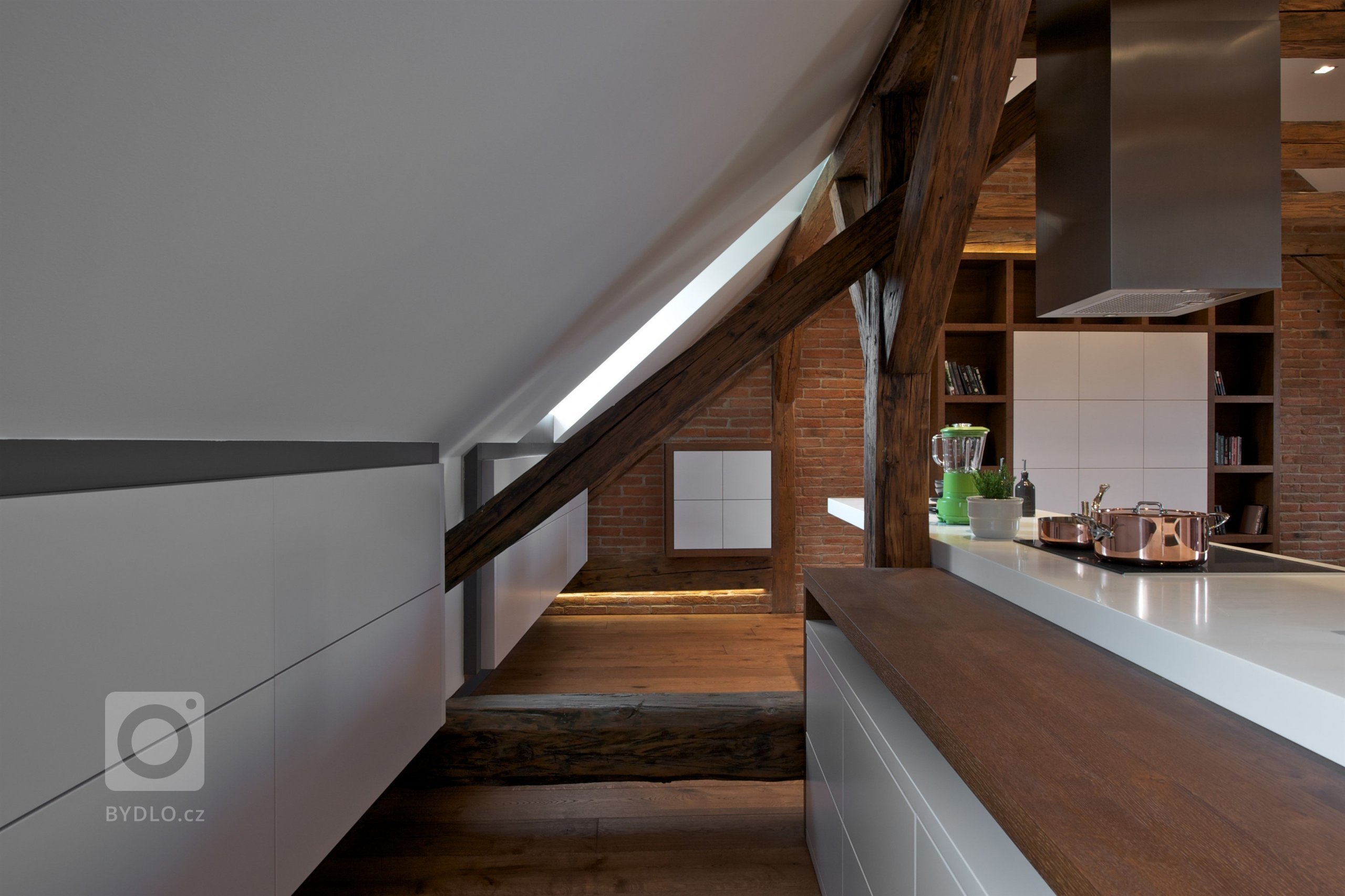 Byt pro mladý pár, Čecha a Američanku, vznikl v&nbsp;rámci komplexní rekonstrukce historického domu. Nevyužívaný půdní prostor skýtal možnost vestavby malého,…