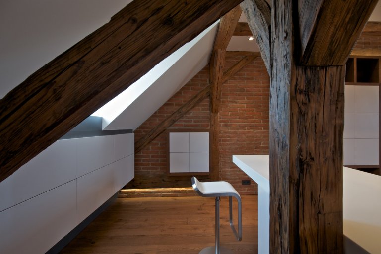 Byt pro mladý pár, Čecha a Američanku, vznikl v&nbsp;rámci komplexní rekonstrukce historického domu. Nevyužívaný půdní prostor skýtal možnost vestavby malého,…