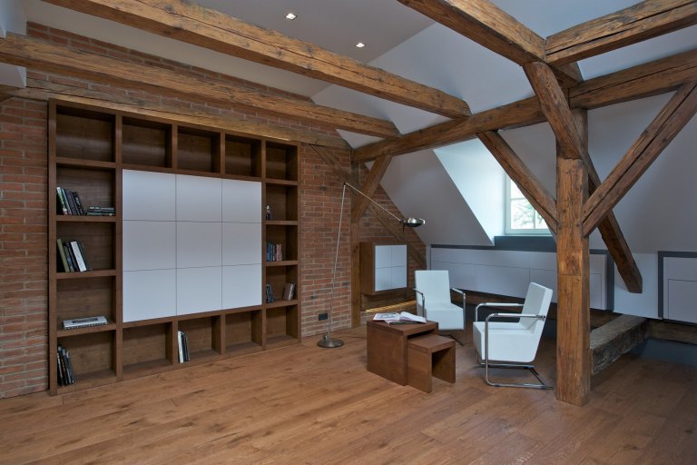 Byt pro mladý pár, Čecha a Američanku, vznikl v&nbsp;rámci komplexní rekonstrukce historického domu. Nevyužívaný půdní prostor skýtal možnost vestavby malého,…