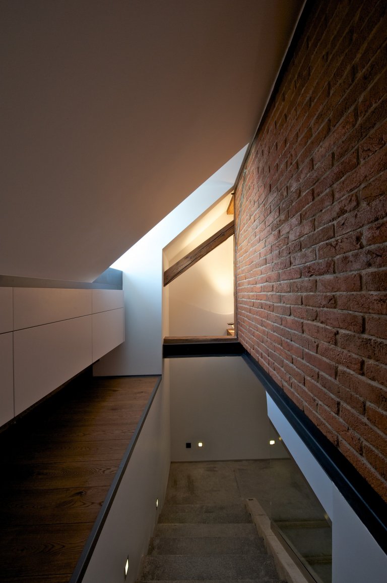 Byt pro mladý pár, Čecha a Američanku, vznikl v&nbsp;rámci komplexní rekonstrukce historického domu. Nevyužívaný půdní prostor skýtal možnost vestavby malého,…