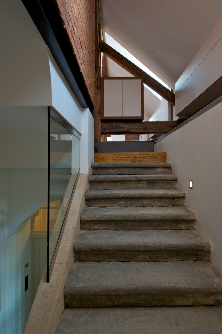 Byt pro mladý pár, Čecha a Američanku, vznikl v&nbsp;rámci komplexní rekonstrukce historického domu. Nevyužívaný půdní prostor skýtal možnost vestavby malého,…