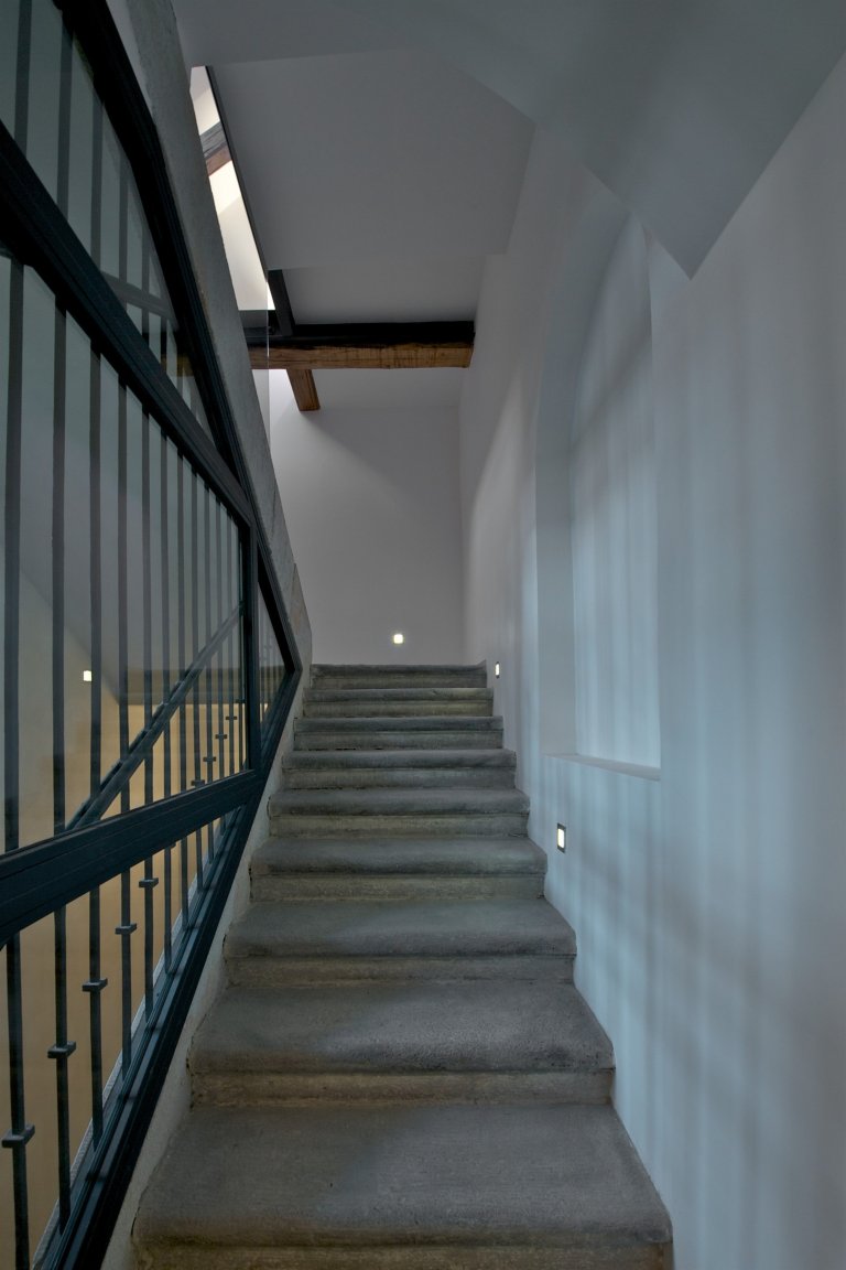 Byt pro mladý pár, Čecha a Američanku, vznikl v&nbsp;rámci komplexní rekonstrukce historického domu. Nevyužívaný půdní prostor skýtal možnost vestavby malého,…