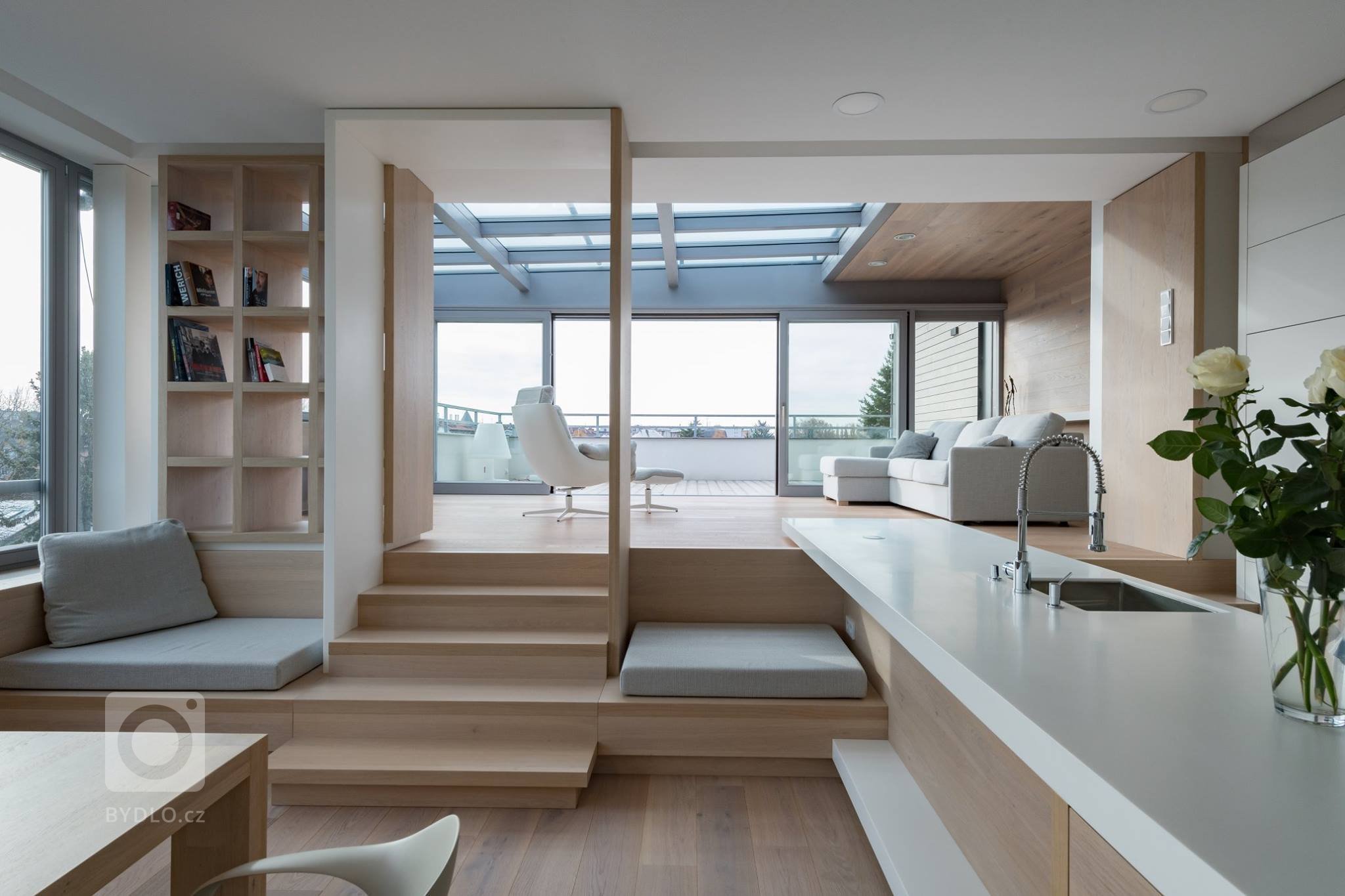 Funkcionalistické bydlení přímo pod&nbsp; střechou pro mladý pár.&nbsp;Majitelé si přáli celkové prosvětlení, provzdušnění, logické uspořádání, dostatek…
