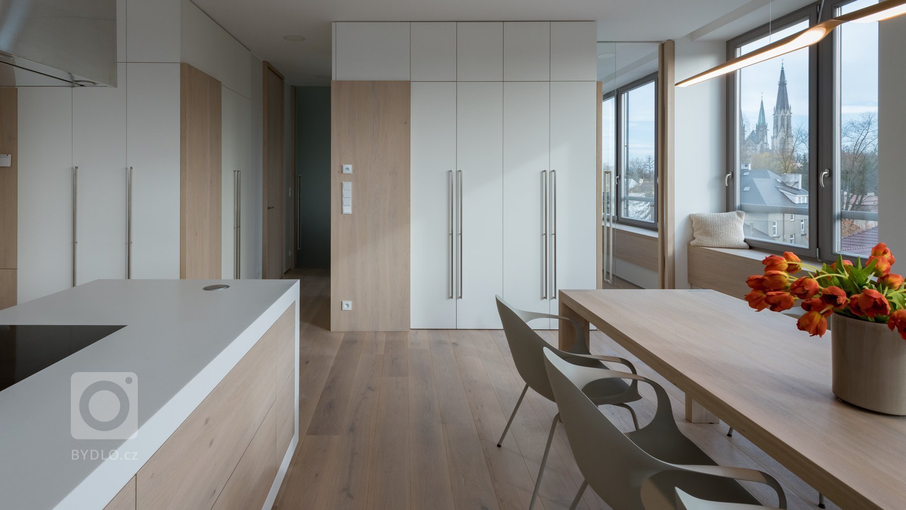 Funkcionalistické bydlení přímo pod&nbsp; střechou pro mladý pár.&nbsp;Majitelé si přáli celkové prosvětlení, provzdušnění, logické uspořádání, dostatek…