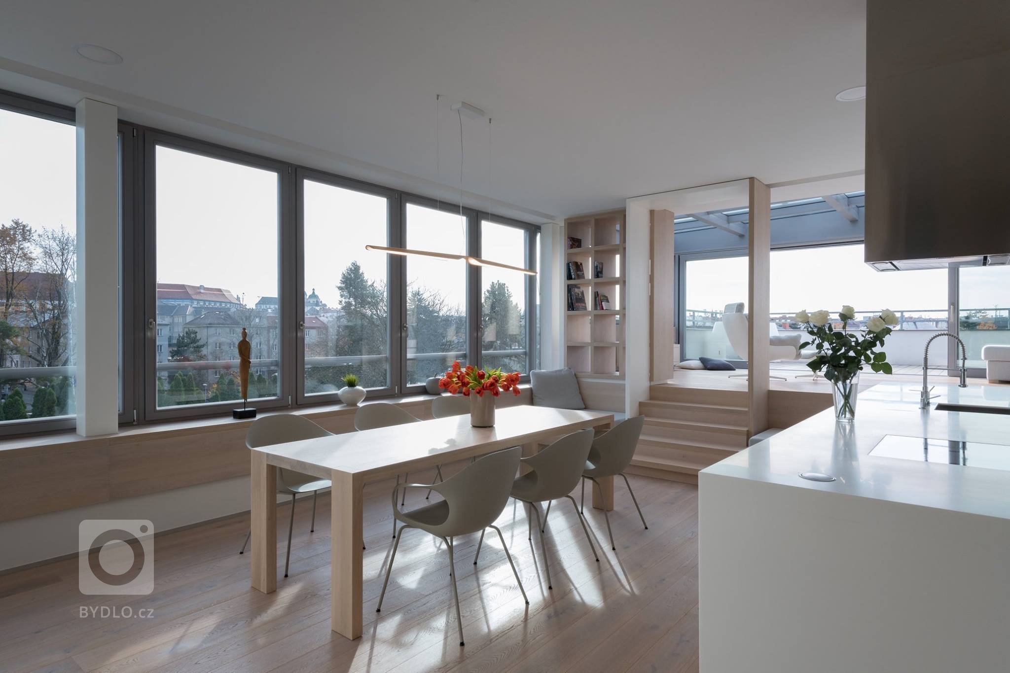 Funkcionalistické bydlení přímo pod&nbsp; střechou pro mladý pár.&nbsp;Majitelé si přáli celkové prosvětlení, provzdušnění, logické uspořádání, dostatek…