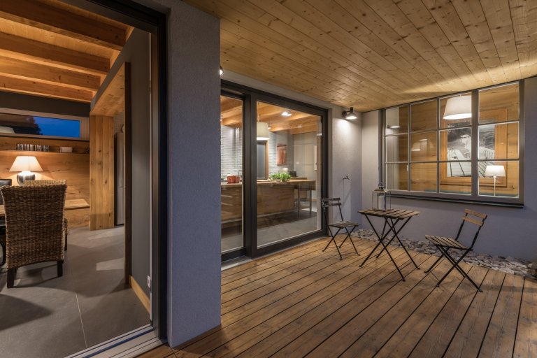 Starý dům svou velikostí nemohl splnit požadavky klientů, neumožnil ani vytvoření velkého obytného prostoru. Při rekonstrukci zde byla vybudována soukromá zóna…