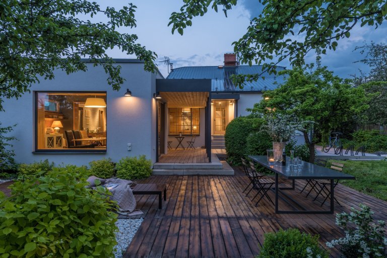 Starý dům svou velikostí nemohl splnit požadavky klientů, neumožnil ani vytvoření velkého obytného prostoru. Při rekonstrukci zde byla vybudována soukromá zóna…