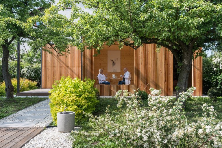 Starý dům svou velikostí nemohl splnit požadavky klientů, neumožnil ani vytvoření velkého obytného prostoru. Při rekonstrukci zde byla vybudována soukromá zóna…