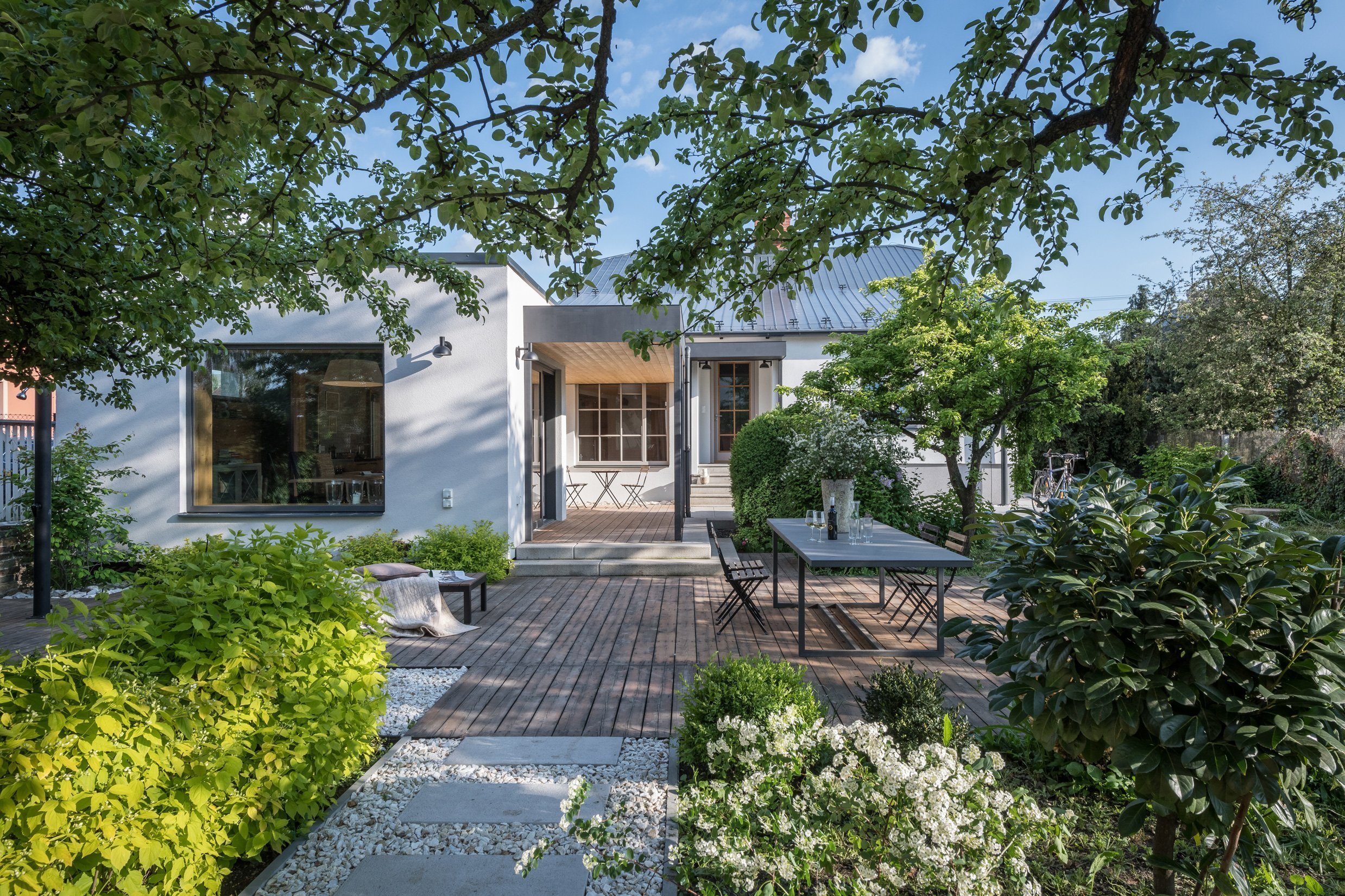 Starý dům svou velikostí nemohl splnit požadavky klientů, neumožnil ani vytvoření velkého obytného prostoru. Při rekonstrukci zde byla vybudována soukromá zóna…