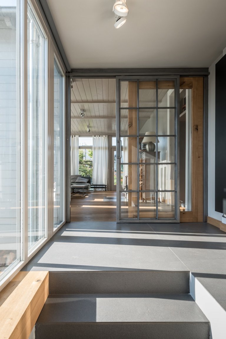 Starý dům svou velikostí nemohl splnit požadavky klientů, neumožnil ani vytvoření velkého obytného prostoru. Při rekonstrukci zde byla vybudována soukromá zóna…