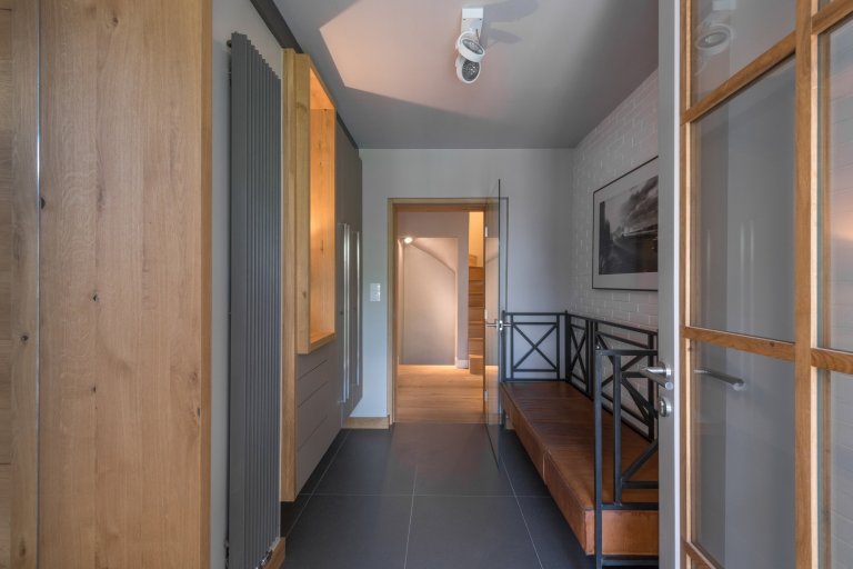 Starý dům svou velikostí nemohl splnit požadavky klientů, neumožnil ani vytvoření velkého obytného prostoru. Při rekonstrukci zde byla vybudována soukromá zóna…