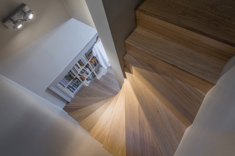 Starý dům svou velikostí nemohl splnit požadavky klientů, neumožnil ani vytvoření velkého obytného prostoru. Při rekonstrukci zde byla vybudována soukromá zóna…