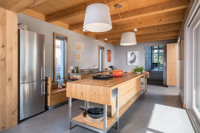 Starý dům svou velikostí nemohl splnit požadavky klientů, neumožnil ani vytvoření velkého obytného prostoru. Při rekonstrukci zde byla vybudována soukromá zóna…