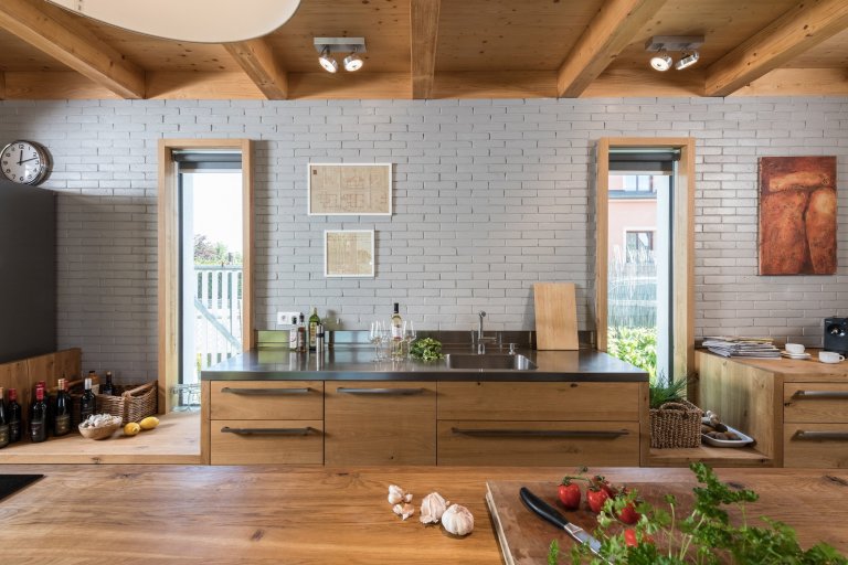 Starý dům svou velikostí nemohl splnit požadavky klientů, neumožnil ani vytvoření velkého obytného prostoru. Při rekonstrukci zde byla vybudována soukromá zóna…