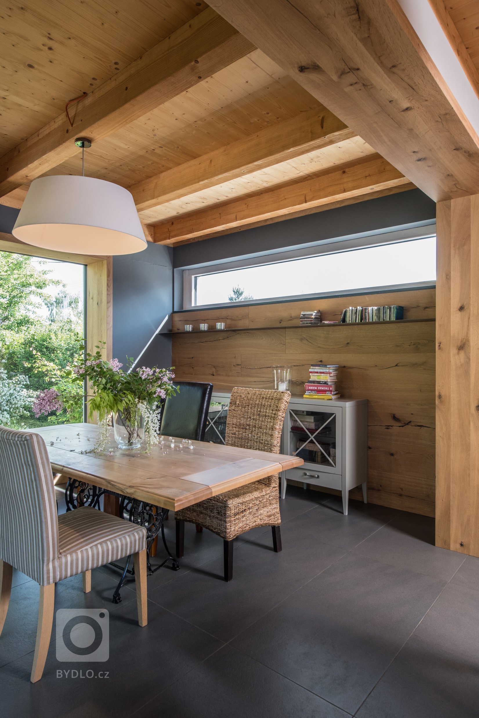 Starý dům svou velikostí nemohl splnit požadavky klientů, neumožnil ani vytvoření velkého obytného prostoru. Při rekonstrukci zde byla vybudována soukromá zóna…