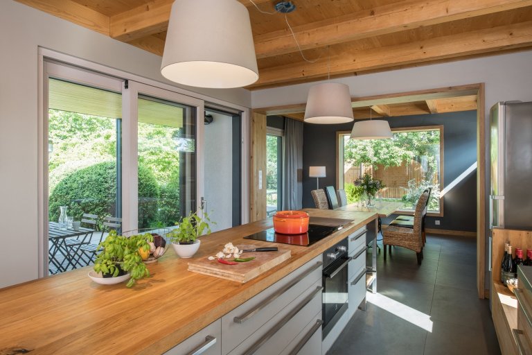 Starý dům svou velikostí nemohl splnit požadavky klientů, neumožnil ani vytvoření velkého obytného prostoru. Při rekonstrukci zde byla vybudována soukromá zóna…