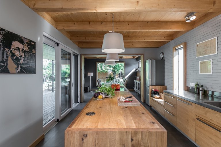 Starý dům svou velikostí nemohl splnit požadavky klientů, neumožnil ani vytvoření velkého obytného prostoru. Při rekonstrukci zde byla vybudována soukromá zóna…