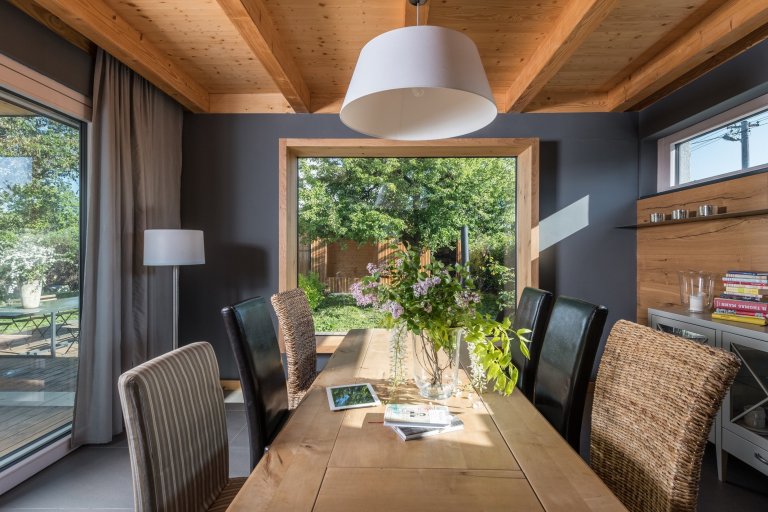 Starý dům svou velikostí nemohl splnit požadavky klientů, neumožnil ani vytvoření velkého obytného prostoru. Při rekonstrukci zde byla vybudována soukromá zóna…