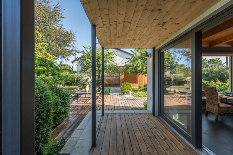 Starý dům svou velikostí nemohl splnit požadavky klientů, neumožnil ani vytvoření velkého obytného prostoru. Při rekonstrukci zde byla vybudována soukromá zóna…