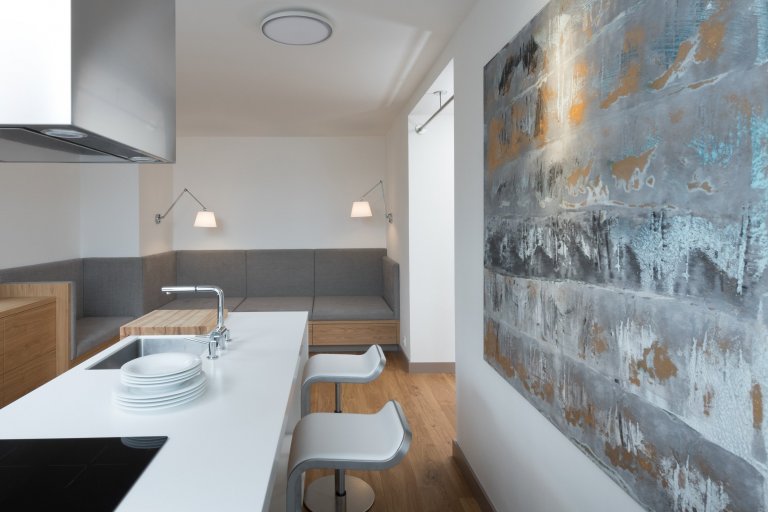 Přestavba rekreačního bytu řešila požadavky mladé rodiny na pohodlný pobyt o víkendech a dovolených: dvě samostatné ložnice, velkou obytnou kuchyň s možností…