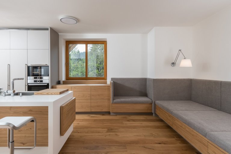 Přestavba rekreačního bytu řešila požadavky mladé rodiny na pohodlný pobyt o víkendech a dovolených: dvě samostatné ložnice, velkou obytnou kuchyň s možností…