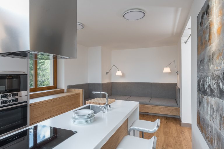 Přestavba rekreačního bytu řešila požadavky mladé rodiny na pohodlný pobyt o víkendech a dovolených: dvě samostatné ložnice, velkou obytnou kuchyň s možností…