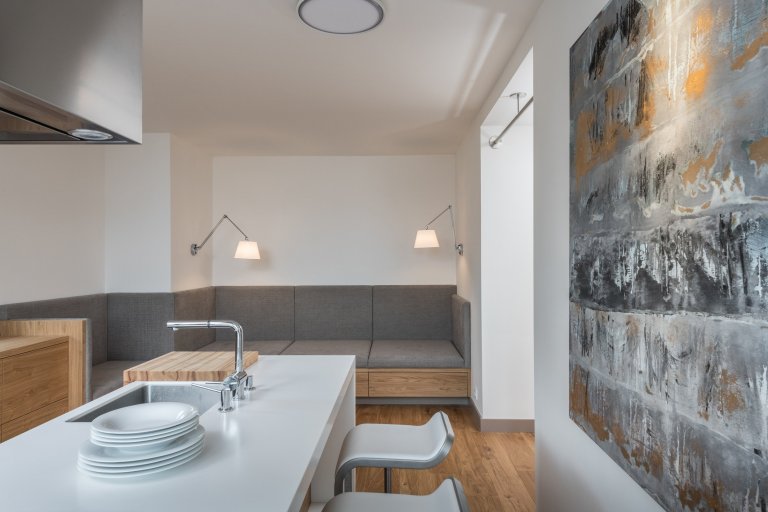 Přestavba rekreačního bytu řešila požadavky mladé rodiny na pohodlný pobyt o víkendech a dovolených: dvě samostatné ložnice, velkou obytnou kuchyň s možností…