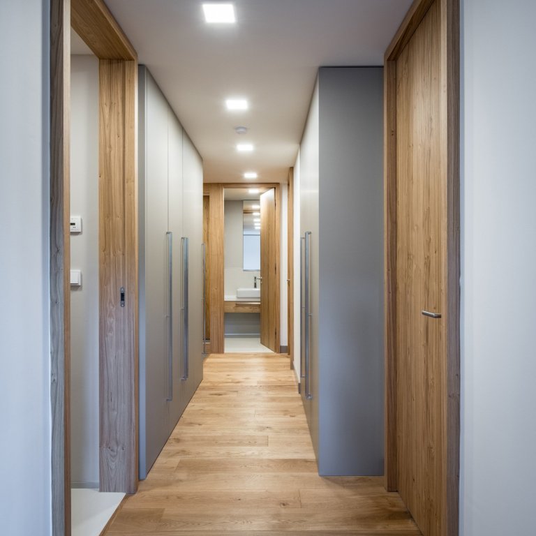 Přestavba rekreačního bytu řešila požadavky mladé rodiny na pohodlný pobyt o víkendech a dovolených: dvě samostatné ložnice, velkou obytnou kuchyň s možností…