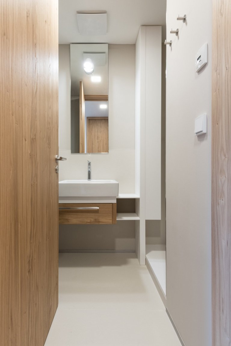 Přestavba rekreačního bytu řešila požadavky mladé rodiny na pohodlný pobyt o víkendech a dovolených: dvě samostatné ložnice, velkou obytnou kuchyň s možností…