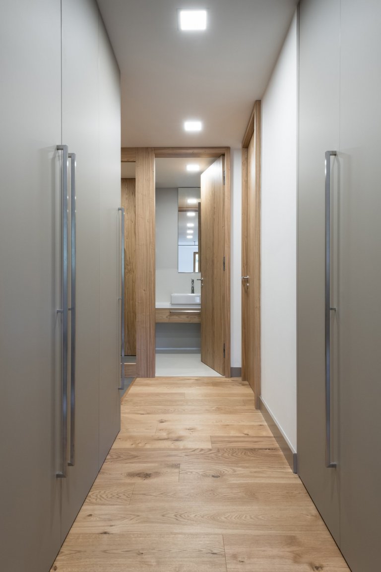 Přestavba rekreačního bytu řešila požadavky mladé rodiny na pohodlný pobyt o víkendech a dovolených: dvě samostatné ložnice, velkou obytnou kuchyň s možností…