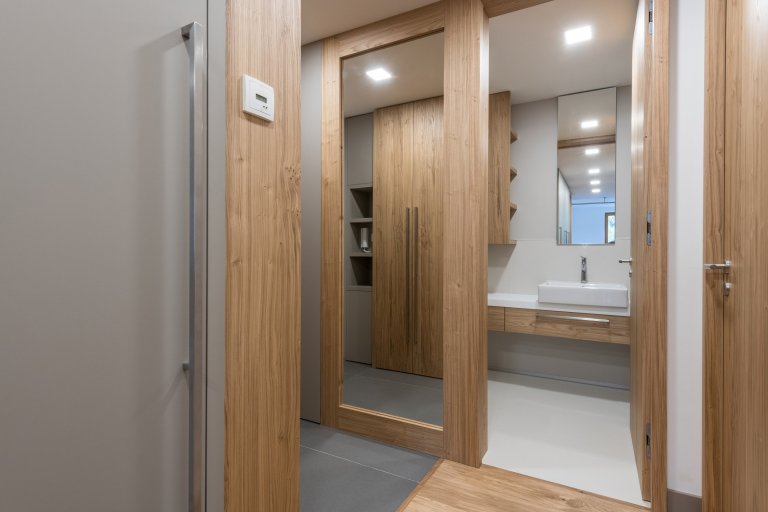 Přestavba rekreačního bytu řešila požadavky mladé rodiny na pohodlný pobyt o víkendech a dovolených: dvě samostatné ložnice, velkou obytnou kuchyň s možností…