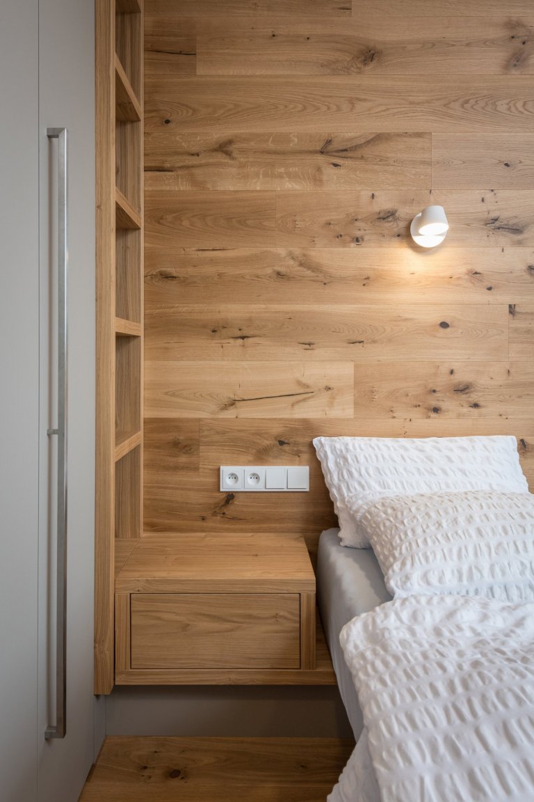 Přestavba rekreačního bytu řešila požadavky mladé rodiny na pohodlný pobyt o víkendech a dovolených: dvě samostatné ložnice, velkou obytnou kuchyň s možností…