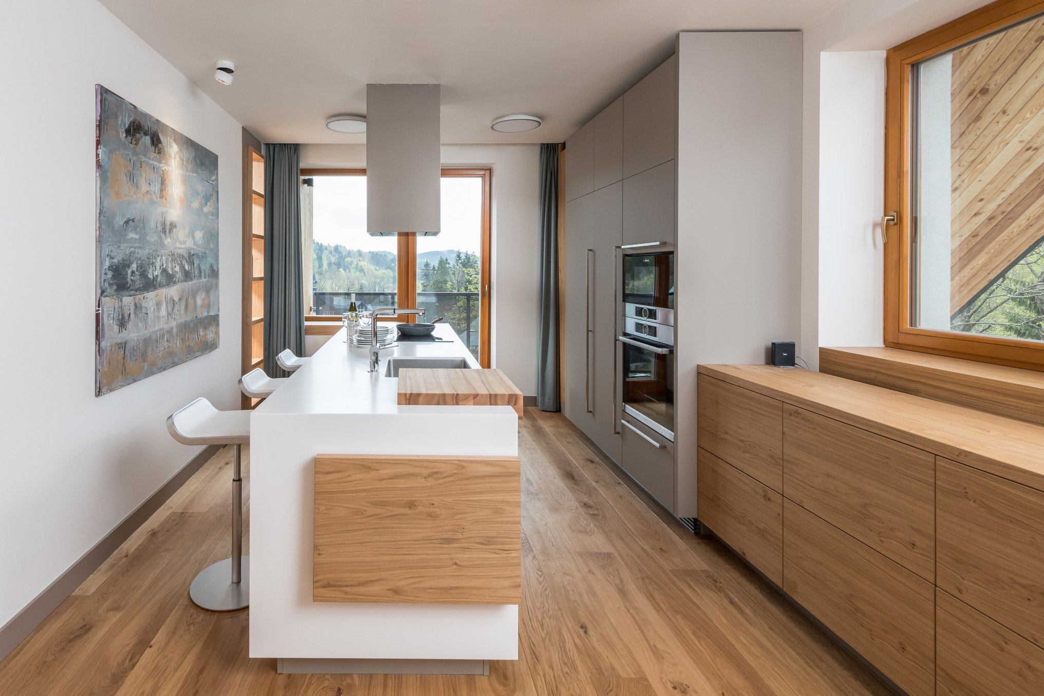 Přestavba rekreačního bytu řešila požadavky mladé rodiny na pohodlný pobyt o víkendech a dovolených: dvě samostatné ložnice, velkou obytnou kuchyň s možností…