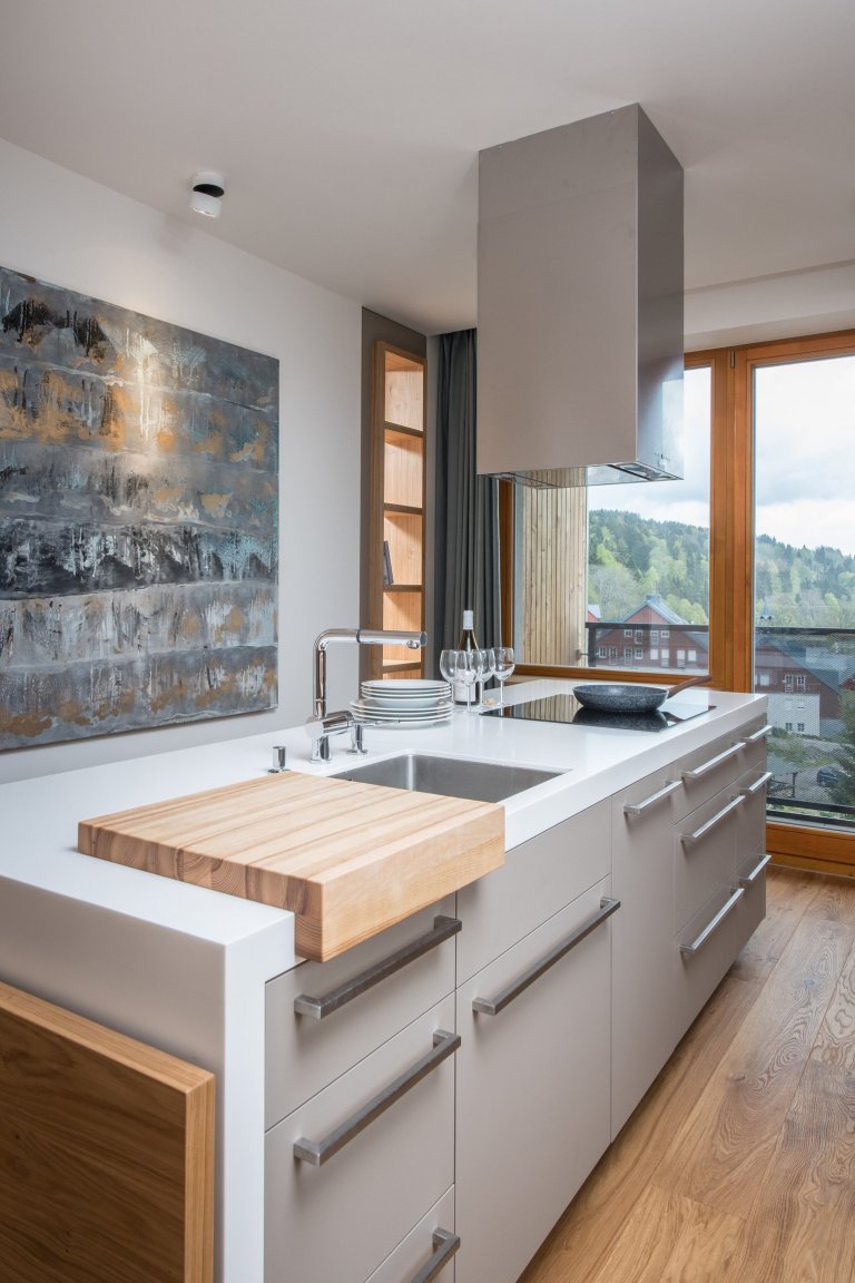 Přestavba rekreačního bytu řešila požadavky mladé rodiny na pohodlný pobyt o víkendech a dovolených: dvě samostatné ložnice, velkou obytnou kuchyň s možností…