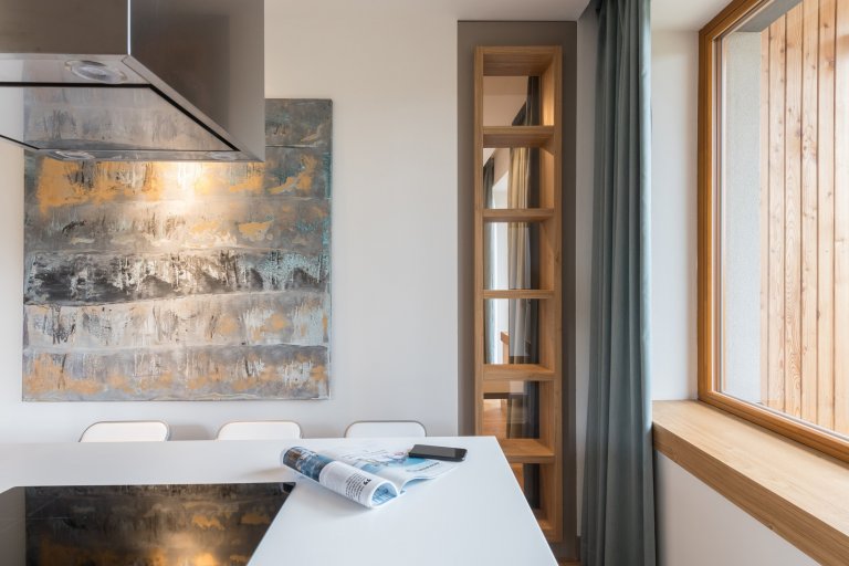 Přestavba rekreačního bytu řešila požadavky mladé rodiny na pohodlný pobyt o víkendech a dovolených: dvě samostatné ložnice, velkou obytnou kuchyň s možností…