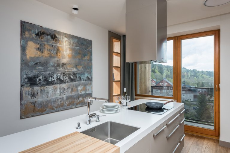 Přestavba rekreačního bytu řešila požadavky mladé rodiny na pohodlný pobyt o víkendech a dovolených: dvě samostatné ložnice, velkou obytnou kuchyň s možností…