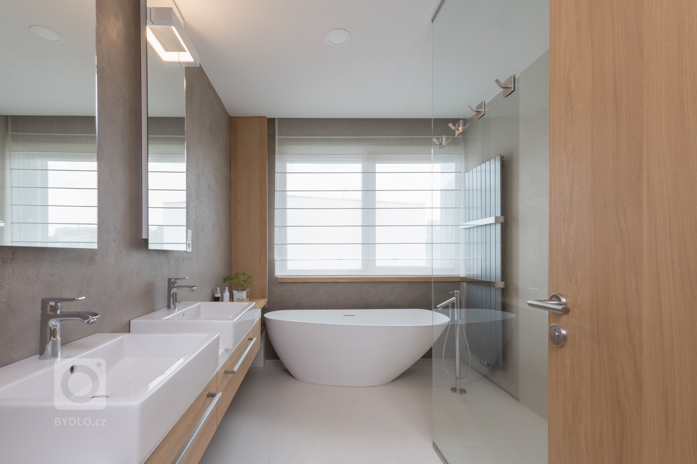 Dům zakoupený od developera nebyl &ndash; na rozdíl od sousedních &ndash; ještě postaven, mohlo se tedy zasáhnout do dispozice. Lichoběžníkový tvar a koncept…